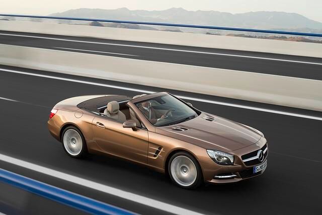 Zum aggressiven Eindruck tragen die großen Scheinwerfer, der klassische Kühlergrill und die Luftauslass-Attrappen an der Flanke 