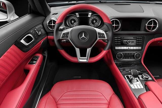 Das Interieur setzt mit einem kompakten Wählhebel auf der Mittelkonsole und den runden Luftausströmern ebenfalls sportliche Akze