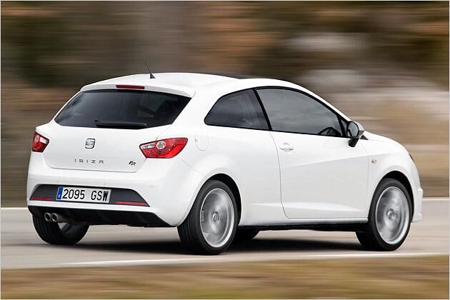 Die Höchstgeschwindigkeit beträgt beim Dreitürer 210 km/h