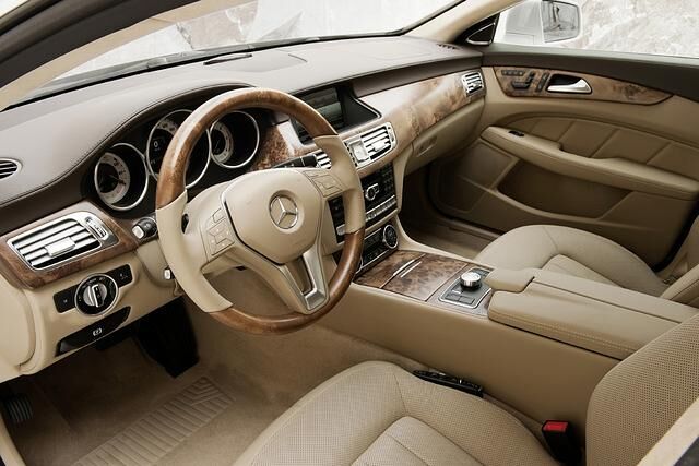 Der CLS ist, viel mehr als beispielsweise das T-Modell der E-Klasse, dem Design und der Eleganz und nicht zuletzt dem Luxus verp