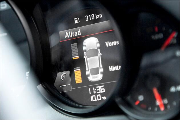 Eine neue Anzeige im Kombiinstrument macht die aktuelle Momentenverteilung zwischen Vorder- und Hinterachse deutlich