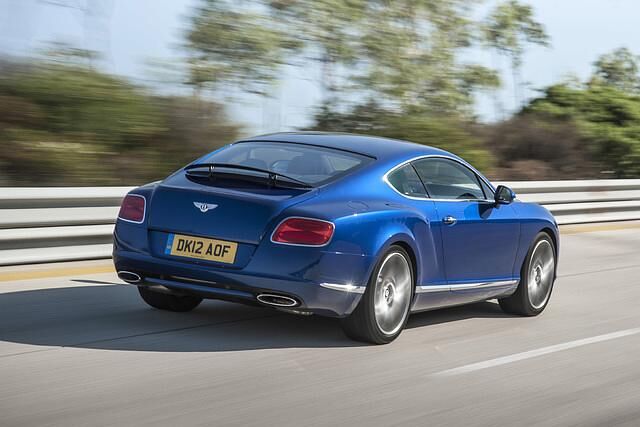 Den Verbrauch seines 2,3 Tonnen schweren Spitzenmodells gibt Bentley mit 14,5 Liter auf 100 Kilometer an