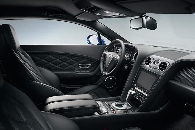 Der Innenraum ist nobel und sportlich zugleich