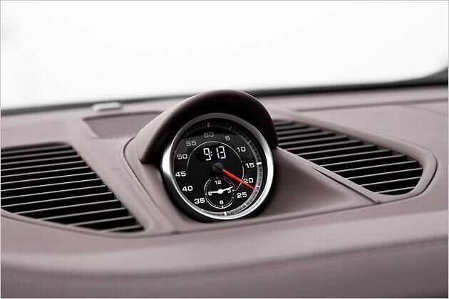 Wer das Sport Chrono Paket ordert, bekommt eine analoge Stoppuhr auf dem Armaturenbrett