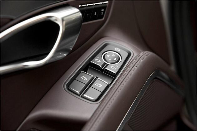 Selbst die Auflagen und Verkleidungen in der Tür sind beledert erhältlich