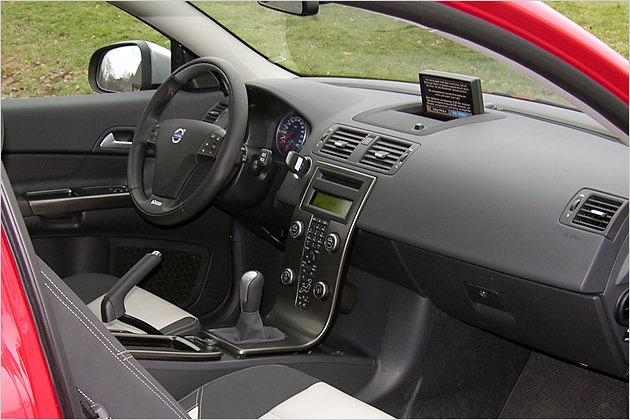 Die scheinbar schwebende Mittelkonsole sieht gut aus, ist aber mit Tasten überladen