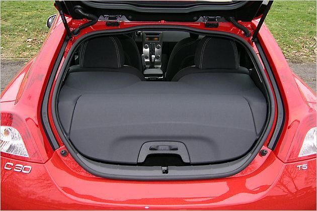 Die Kofferraumabdeckung ermöglicht nur einen schmalen Zugang mittels einer Klappe