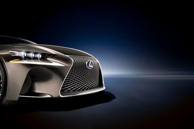 An der Front gibt es den Lexus-typischen Diabolo-Kühlergrill