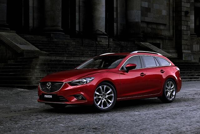 In Paris wird der neue Mazda6 Kombi mit dem 2,2-Liter-Skyactiv-Dieselmotor gezeigt