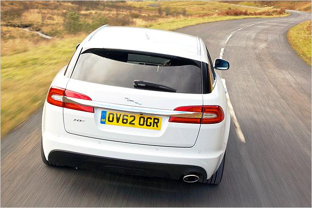 Das Heck ist durch große Rückleuchten und eine breite Chromleiste gekennzeichnet