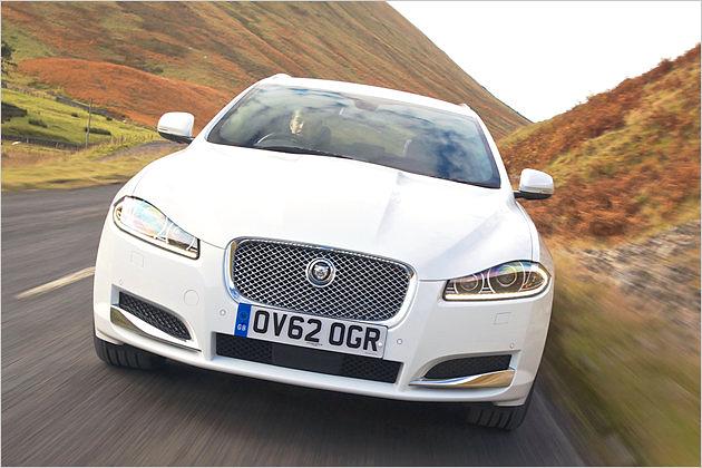 Vorne dominiert der große Kühlergrill mit engmaschigem Gitter