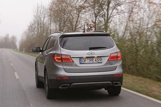 Unter anderem gehören Ledersitze inklusive Sitzheizung, Zweizonen-Klimaautomatik plus separater Klimaanlage für die dritte Sitzreihe, Licht- und Regensensor, beheizbares Lenkrad sowie...