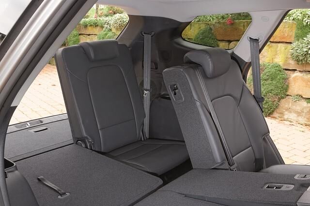 Serienmäßig wird der schick gezeichnete Grand Santa Fe mit zwei Einzelsitzen im Fond ausgeliefert, ohne Aufpreis ist aber auch eine durchgängige Dreier-Sitzbank lieferbar