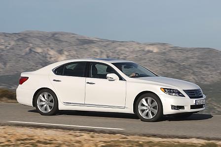 Lexus LS600h: Auch das Flagschiff ist mit der Kraft der zwei Herzen unterwegs.