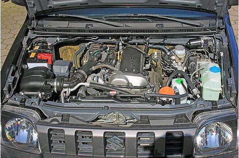 Der 1,3 Liter große Benzinmotor des Suzuki Jimny.