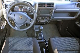 Das Cockpit des Suzuki Jimny.