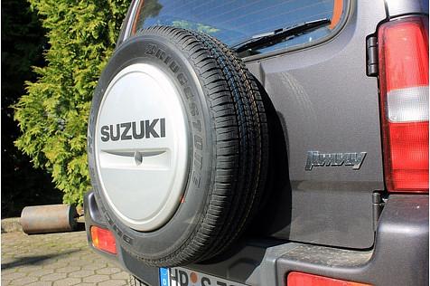 Da im Innenraum kein Platz mehr ist, ist der Ersatzreifen hinten angeschlagen.