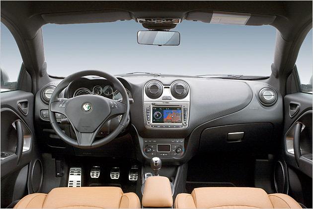 Das Cockpit ist überwiegend in Schwarz gehalten