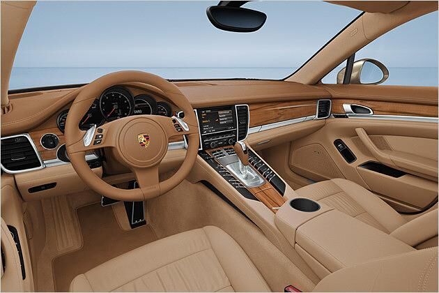 Edler Raum: Im Panamera 4 gibt es jede Menge Platz