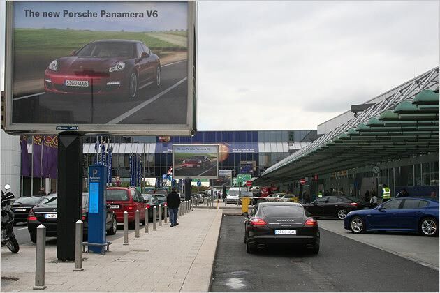 Neu in der Stadt: Drei Panamera V6 auf der Straße und drei Panamera V6 auf Plakaten