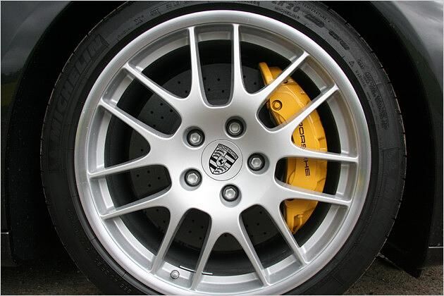 Optional: 20-Zoll-Felgen und Keramik-Bremsscheiben mit leuchtend gelben Bremssätteln