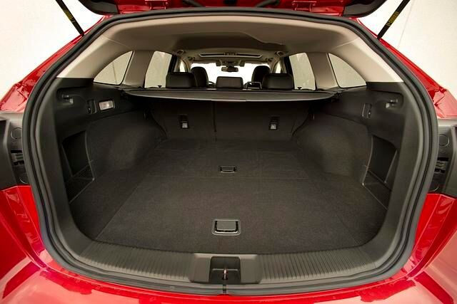 Der Kofferraum ist über 500 Liter groß. Dank einfach umlegbarer Rückbank kann das Gepäckabteil auf maximal 1.446 Liter wachsen