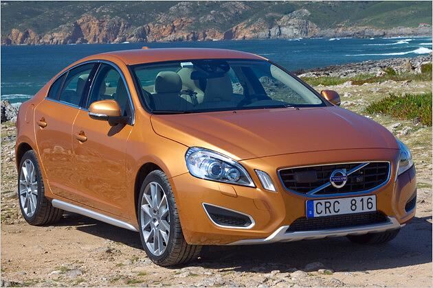 Die bullige Frontpartie erinnert an das kompakte Volvo-SUV XC60