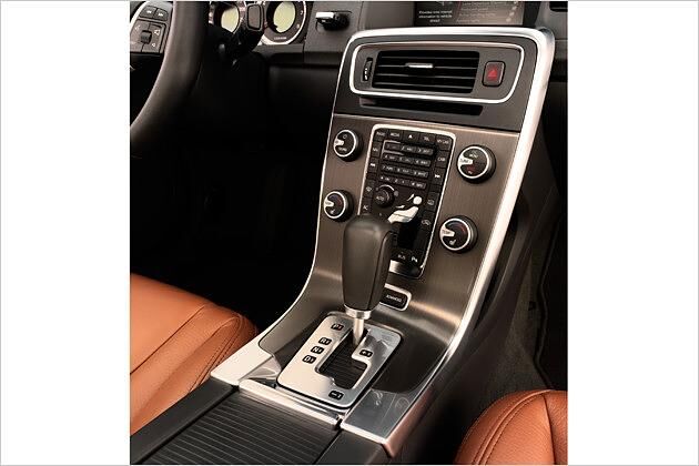 Große Drehknöpfe und die außen gruppierten Tasten erleichtern die Bedienung