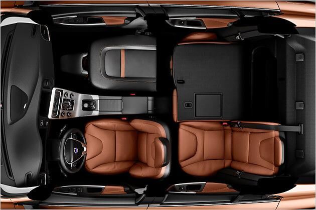 Werden die Lehnen des Rücksitzes und des Beifahrersitzes umgelegt, passen auch längere Gegenstände in den S60