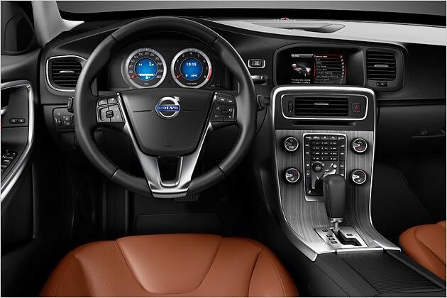 Die Mittelkonsole ist leicht zum Fahrer hin geneigt