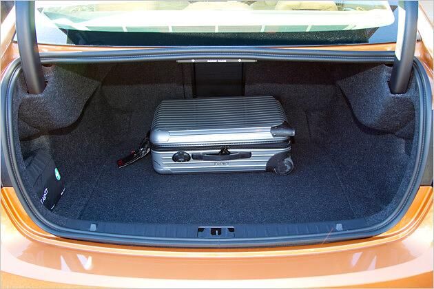 Hinter der schmalen Kofferraumöffnung ist Platz für 380 Liter Gepäck