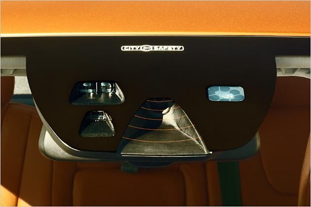 In der Frontscheibe befindet sich eine Kamera zur Fußgängererkennung