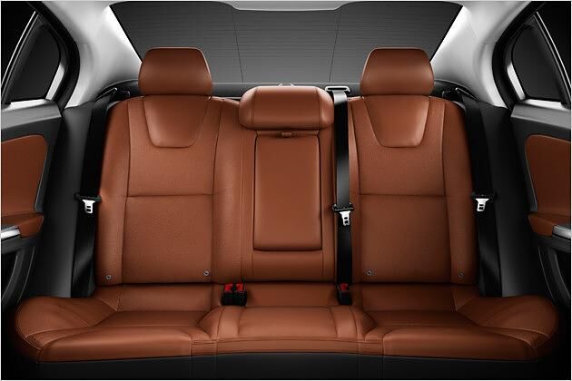 Die nach hinten abfallende Dachlinie schränkt den Kopfraum im Fond ein