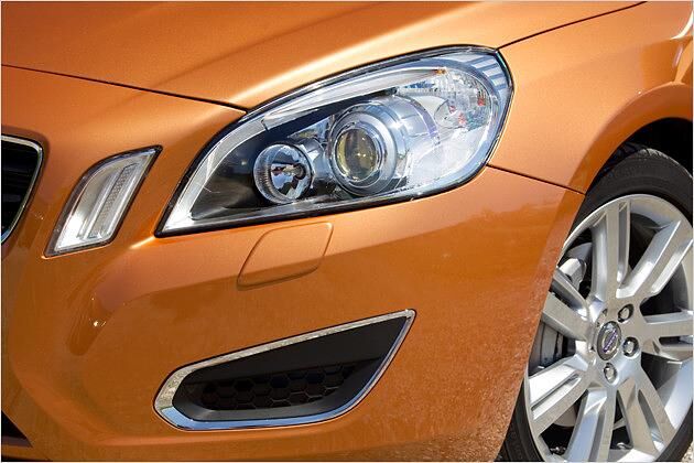 Scheinwerfer und Lufteinlässe weisen eine ähnliche Form auf, allerdings spiegelverkehrt