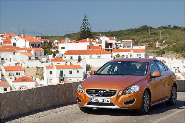 In der Praxis überzeugt der S60 mit einer exzellenten Straßenlage