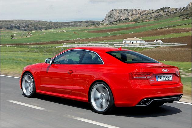 Fällt die Geschwindigkeit unter 80 km/h, so fährt der Heckspoiler von alleine wieder ein