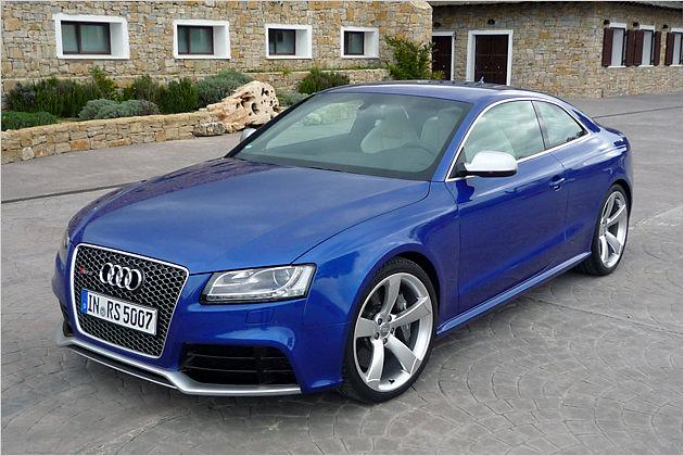 Die Außenspiegelgehäuse sind ebenfalls in Aluminiumoptik matt gehalten