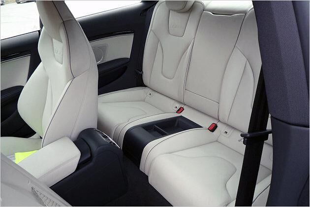 Die Rücksitzbank ist für zwei Personen vorgesehen. Mittig wurde eine Ablageschale integriert