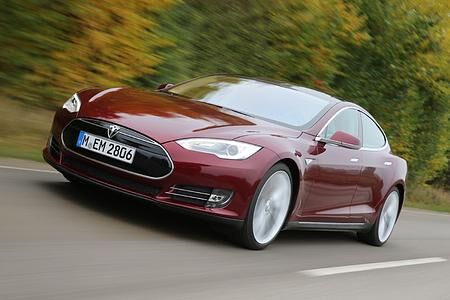 Tesla Model S - Elektroauto in Brand Tesla Model S - Elektroauto in Brand