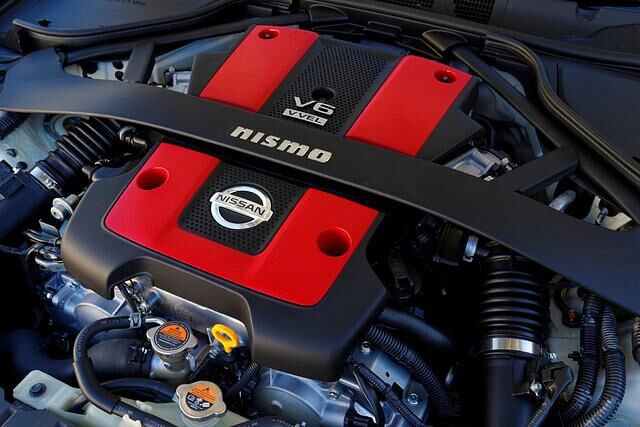 Das Coupé wird von einem 3,7-Liter-V6 angetrieben