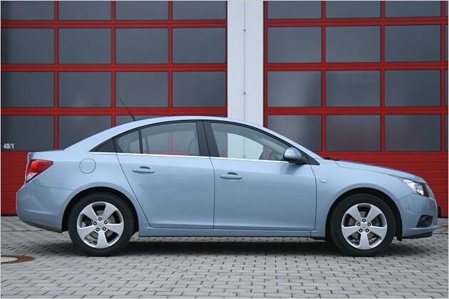 Die Cruze-Topversion namens LT steht serienmäßig auf 17-Zoll-Alus