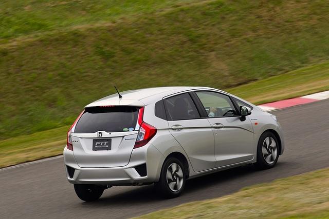 Denn gegenüber dem Vorgänger hat der Wagen nicht nur im Radstand um ein paar Zentimeter zugelegt und ist damit noch geräumiger geworden.