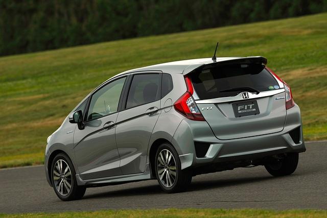 Außen wirkt der jetzt 3,96 Meter lange Jazz tatsächlich frisch und neu.