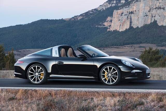 Endlich gibt es den Porsche 911 wieder mit breitem Überrollbügel. 