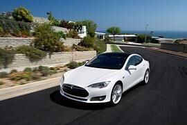 Brennende Tesla Model S - Schutzschild gegen die Feuergefahr