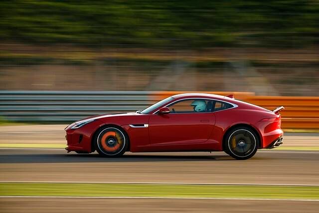 Das F-Type-Coupé rollt am 12. April 2014 in die Schauräume der Jaguar-Händler, zu Preisen ab 67.000 Euro.