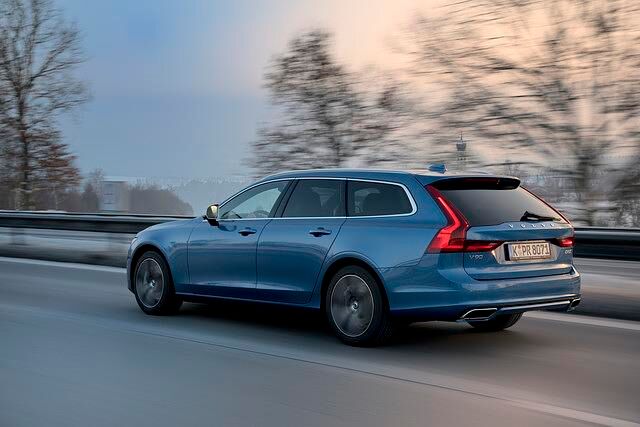 Nur der V90 D3 kann  auch mit Allradantrieb (ab 47.200 Euro) geordert werden