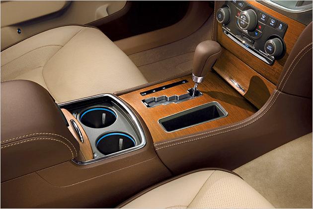 Der Schaltknauf der neuen Achtgang-Automatik ist in eine hölzerne Landschaft eingebettet