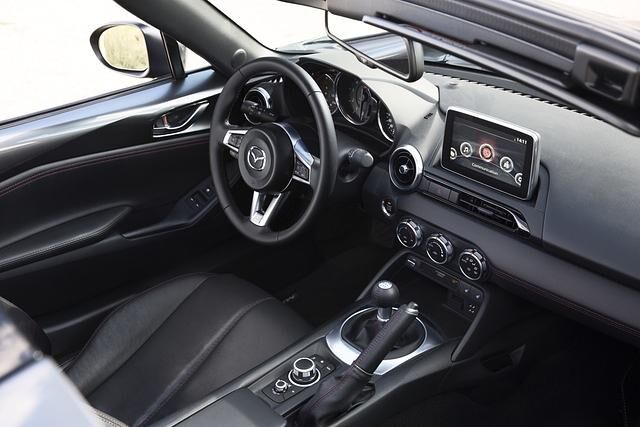 Beheizbare Ledersitze mit roten Ziernähten sind  serienmäßig in der als Basisversion angebotenen Exclusive-Line-Ausstattung vorhanden 