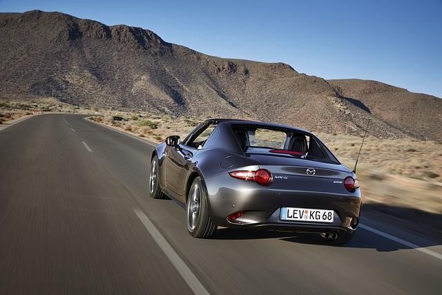 Bei der offenen Fahrt hält ein Windschott aus Acryl hinter den Kopfstützen die Zugluft zurück